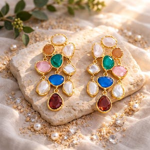 Pendientes colgantes llamativos con piedras preciosas multicolor, montura texturizada en tono dorado / Regalo para ella