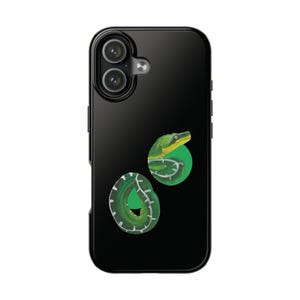 Puede incluir: Funda de teléfono negra con un diseño de serpiente verde. La serpiente está representada en un estilo de acuarela, con un cuerpo enrollado y una cabeza detallada. El diseño está sobre un círculo verde.