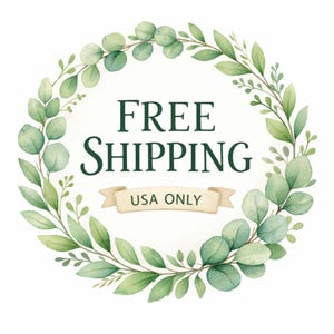 Puede incluir: Ilustraci&oacute;n en acuarela de una corona de hojas verdes que rodea las palabras "FREE SHIPPING" en verde oscuro. Una pancarta debajo dice "USA ONLY". El dise&ntilde;o presenta hojas de eucalipto sobre un fondo blanco.