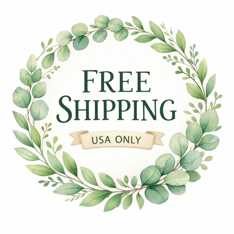 Puede incluir: Ilustraci&oacute;n en acuarela de una corona de hojas verdes que rodea las palabras "FREE SHIPPING" en verde oscuro. Una pancarta debajo dice "USA ONLY". El dise&ntilde;o presenta hojas de eucalipto sobre un fondo blanco.