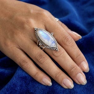 Puede incluir: Un letrero de madera hecho a mano con la palabra "Bienvenido" en una fuente juguetona. El letrero presenta un acabado envejecido y un diseño rústico simple, ideal para una puerta de entrada. El letrero mide aproximadamente 30 cm de ancho.