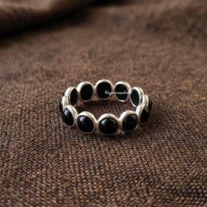 Svart onyx alliansring, 925 sterlingsilver, elegant stapelband, rundslipad ädelsten