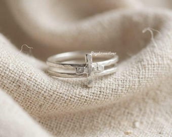 Anillo de cruz de doble banda de plata de ley, joyería boho oxidada con temática religiosa.