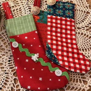 Bas patchwork miniature avec bouton en or vieilli