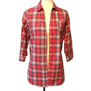 Confess Damen Shirt Groß Rot Kariert Roll Tab Ärmel Knopfleiste zurück Baumwolle Top
