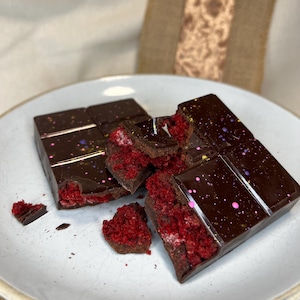 Roter Samtkuchen Schokoladentafel | Dicke Handwerkerfüllung, kleine Charge, Geschenkfertig
