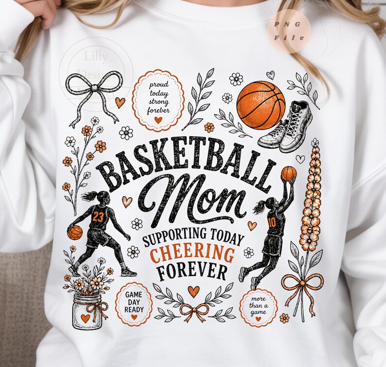 Puede incluir: Sudadera blanca con un gr&aacute;fico tem&aacute;tico de baloncesto. El dise&ntilde;o incluye las palabras "BASKETBALL Mom" y "SUPPORTING TODAY CHEERING FOREVER". Presenta ilustraciones de balones de baloncesto, una zapatilla de baloncesto y jugadores de baloncesto.