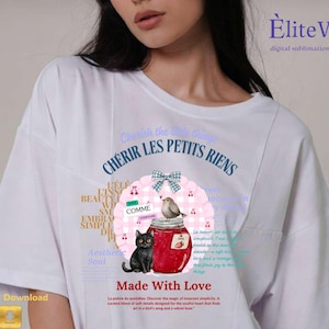 Pode incluir: Camiseta branca com um design lúdico com um pote de geleia, um pássaro e um gato preto. O design inclui o texto "Cherish the little things" e "Made With Love". A camiseta é um design de download digital.