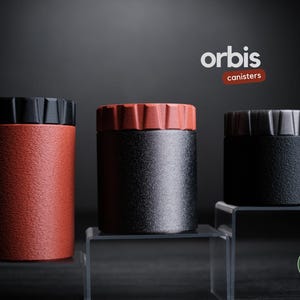 Peut inclure: Ensemble de trois tasses en céramique avec une finition mate et mouchetée. Chaque tasse est de couleur différente : bleu clair, crème et grise. Les tasses ont un design simple et moderne, parfaites pour le café ou le thé.
