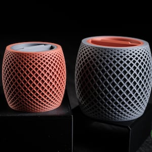 Peut inclure: Une tasse en céramique blanche avec une anse noire et le texte "But First, Coffee" en gras noir. La tasse est posée sur un fond neutre, soulignant son design simple.