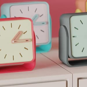 Puede incluir: Una colección de coloridos relojes analógicos cuadrados. Los relojes tienen un diseño minimalista con una esfera cuadrada, una esfera de color claro y manecillas sencillas. Los colores de los relojes incluyen rosa, azul y gris.