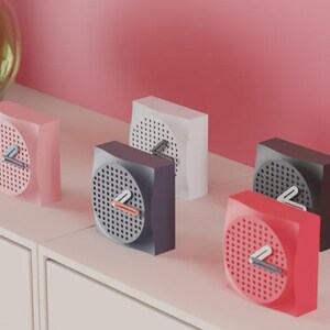 Peut inclure: Une tasse en céramique blanche avec une anse noire et le texte "But First, Coffee" en noir, dans une police manuscrite. La tasse est posée sur une surface blanche.