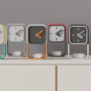 Peut inclure: Panneau en bois fait à la main avec le texte "Welcome" dans une police fantaisiste. Le panneau est peint en blanc avec une finition vieillie et présente un motif floral décoratif dans les tons de rose et de vert. Il mesure environ 30 cm de large.