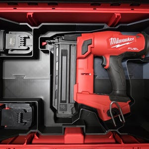 Könnte beinhalten: Ein roter Milwaukee FUEL 18-Gauge-Nagler und zwei schwarze Akkus sind in einem rot-schwarzen Kunststoffkoffer verstaut. Der Nagler befindet sich in der Mitte, die Batterien in Fächern links. Der Koffer ist geöffnet.
