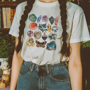 Camiseta de bruja, estampado botánico de cristal, camiseta estilo academia oscura, regalo estilo witchcore