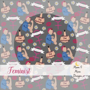 Pode incluir: Um fundo cinza com um padrão repetido de uma mulher flexionando o braço, o texto "Smash The Patriarchy", um símbolo feminista e uma faixa que diz "Feminist". A palavra "Feminist" também está escrita em itálico.