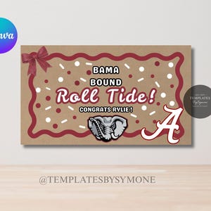Könnte beinhalten: Eine rechteckige Karte mit braunem Hintergrund und bordeauxrotem Rand. Der Text "Bama Bound Roll Tide! Congrats Rylie!" wird zusammen mit einer Elefanten-Grafik und dem Buchstaben "A" angezeigt. Eine rote Schleife befindet sich in der oberen linken Ecke.