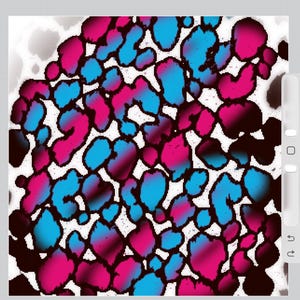 Può includere: Opera d'arte digitale astratta con un motivo di forme irregolari in blu, rosa e nero su sfondo bianco. Le forme hanno un effetto sfumato, creando profondità. L'opera d'arte ha un'atmosfera moderna e artistica.
