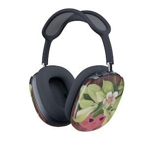 Könnte beinhalten: Eine weiße Keramik-Tasse mit schwarzem Henkel und dem Text "But First, Coffee" in fetter, schwarzer Schrift. Die Tasse steht vor einem verschwommenen Hintergrund, der eine gemütliche Umgebung andeutet.