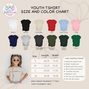 Puede incluir: Un cuadro de tallas y colores de camisetas juveniles muestra varios colores de camisetas, incluyendo blanco, negro y azul marino. El cuadro proporciona medidas en pulgadas, desde peque&ntilde;o hasta extra grande, e instrucciones de cuidado. Una ni&ntilde;a modela una camiseta.