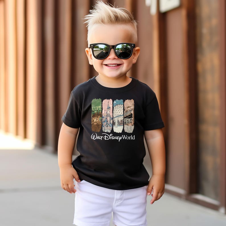 Puede incluir: Una taza de cer&aacute;mica blanca con un asa negra y el texto "But First, Coffee" en negro, con una fuente de estilo manuscrito. La taza est&aacute; sobre una superficie blanca.
