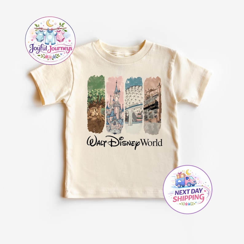 Puede incluir: Camiseta crema para ni&ntilde;os peque&ntilde;os con un gr&aacute;fico colorido de los monumentos de Walt Disney World. El dise&ntilde;o incluye im&aacute;genes de un castillo y otras atracciones, con las palabras "Walt Disney World" en escritura negra.