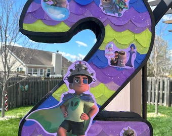 Piñata Elio con el número hecha a mano – Piñatas para fiestas de cumpleaños infantiles