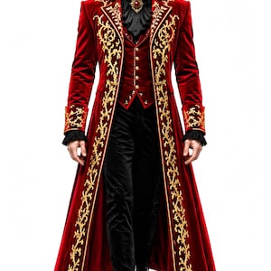Puede incluir: Un abrigo largo de terciopelo rojo con bordados dorados, un chaleco a juego y pantalones negros. El abrigo presenta detalles dorados ornamentados en los bordes y puños. El atuendo se completa con una camisa negra con volantes y zapatos negros. Un conjunto de inspiración gótica.
