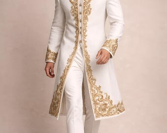 Abrigo Sherwani para hombre color marfil con bordados dorados, atuendo de lujo para novio en bodas.