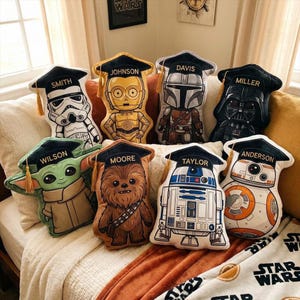 Almohada personalizada de graduación de Star Wars para niños, peluche de Baby Yoda y Darth Vader, regalo personalizado con nombre y personaje de ciencia ficción para la decoración de la habitación. imagen 1