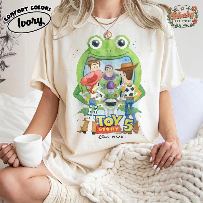 Camiseta retro de Toy Story 5 de Disneyland, camiseta de Woody y Buzz Lightyear con nenúfares, camiseta de Toy Story con nenúfares, camiseta de la película de Disneyland, camiseta del viaje 2026 imagen 1