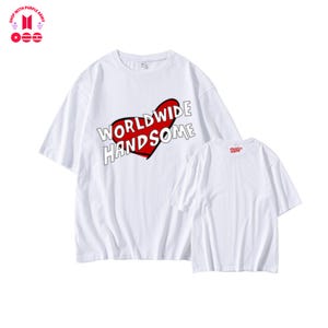 Może przedstawiać: Białe koszulki z napisem "WORLDWIDE HANDSOME" w czerwonym sercu. Koszulki mają krótkie rękawy i okrągły dekolt. Tekst "SHOP WITH PURPLE ARMY" znajduje się w lewym górnym rogu.