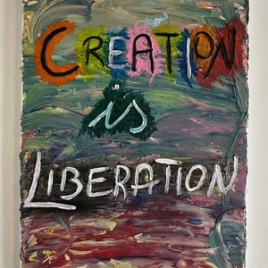 Könnte beinhalten: Abstraktes Gemälde mit den Worten "CREATION is LIBERATION" in weißer, schwarzer und orangefarbener Farbe. Der Hintergrund zeigt eine Mischung aus grünen, blauen, roten und gelben Pinselstrichen, die einen strukturierten Effekt erzeugen.