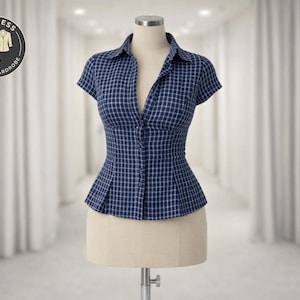 Pode incluir: Uma blusa xadrez azul marinho e branca de manga curta, com cintura ajustada e fecho de botões, exposta em um manequim. A imagem inclui um logotipo que diz "Timeless Classic Wardrobe".