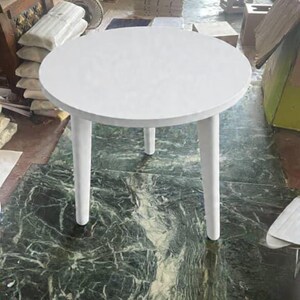 Pode incluir: Uma pequena mesa redonda branca com quatro pernas brancas. O tampo da mesa é liso e as pernas são cilíndricas. A mesa é adequada para um espaço pequeno ou como mesa lateral. A mesa tem aproximadamente 61 cm de diâmetro.