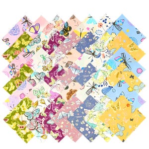 Può includere: Una collezione di campioni di tessuto quadrati disposti a griglia, con vari motivi di farfalle e fiori nelle tonalità del rosa, giallo, blu, verde e viola. Ogni quadrato ha bordi dentellati e mostra illustrazioni di insetti distinte.