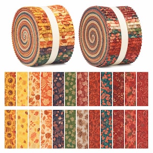 Könnte beinhalten: Zwei gerollte Stoffstreifenbündel, die mit weißen Papierbändern fixiert sind, begleitet von einer Auswahl einzelner Stoffmuster mit herbstlichen Motiven wie Sonnenblumen, Ahornblättern, Eicheln, Tannenzapfen und Paisley-Mustern.