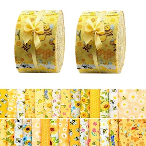 Pode incluir: Dois rolos de tecido amarelo amarrados com fita amarela. O tecido apresenta um padrão de abelhas e favos de mel. Abaixo, várias amostras de tecido com desenhos de abelhas, margaridas e girassóis, em tons de amarelo e branco.