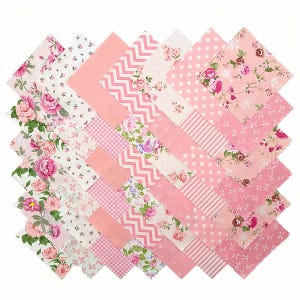 Puede incluir: Un conjunto de cuadrados de tela rosa dispuestos en diagonal. Los cuadrados presentan varios diseños, incluyendo estampados florales, lunares, rayas y chevrones. Las telas son en tonos de rosa y blanco.