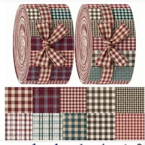 Peut inclure: Deux rouleaux de bandes de tissu attachés avec un ruban vichy assorti. Le tissu présente une variété de motifs à carreaux et écossais dans des tons de rouge, vert foncé, marron et crème. Sous les rouleaux, dix échantillons de tissu sont présentés.