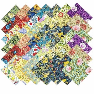 Könnte beinhalten: Eine Sammlung von Stoffquadraten mit verschiedenen floralen und botanischen Mustern. Die Stoffe weisen eine Reihe von Farben auf, darunter Blau-, Grün-, Rot- und Lilatöne, mit detaillierten Designs von Blumen, Blättern und Vögeln. Die Quadrate sind in einem diagonalen Raster angeordnet.