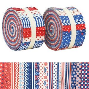 Pode incluir: Dois rolos de tiras de tecido presos com faixas de papel branco, apresentando uma variedade de padrões em vermelho, branco e azul, incluindo estrelas, listras, bolinhas, ziguezagues e motivos florais, exibidos ao lado de uma fileira plana de tecidos.