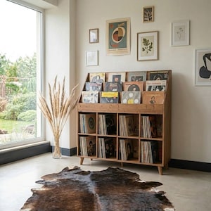 Puede incluir: Un juego de tres cuencos de cerámica anidados en tonos azules, verdes y blancos. Los cuencos presentan un esmalte moteado y un diseño sencillo y moderno. El cuenco más grande mide unos 20 cm de diámetro.