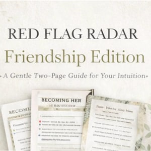 Puede incluir: Imagen de tonos suaves y neutros con el texto "RED FLAG RADAR Friendship Edition" y el subtítulo "A Gentle Two-Page Guide for Your Intuition." Se ven varias páginas con texto, junto con detalles florales.