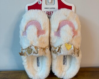 Nuevas pantuflas True Religion 8-9 blancas con dije rosa y pedrería en forma de herradura.