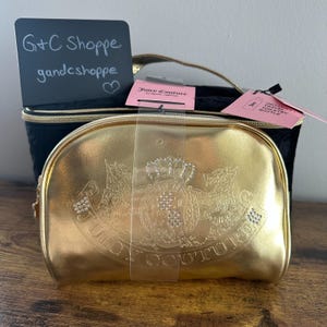 Conjunto de mala de viagem e bolsa de maquiagem Juicy Couture com estampa de cachorro Terrier preto e dourado, novo com etiqueta.