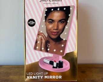 Nowe lustro do makijażu Juicy Couture z oświetleniem i podstawą w kolorze różowym