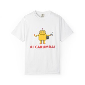 Puede incluir: Camiseta blanca con una ilustración de robot amarillo y el texto rojo "AI CARUMBA!". El robot tiene un cuerpo cuadrado, una antena y sostiene un mando a distancia y una pelota.