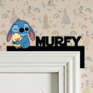 Deurnaambordje aangepaste steek, kinderkamerdecoratie, bord Disney Stitch kinderkamer, deurtopper slaapkamer, babynaam kunst aan de muur, schattige buitenaardse deurlijst