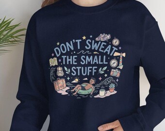 Don't Sweat the Small Stuff sweater met ronde hals | Ontspannen positief citaatontwerp